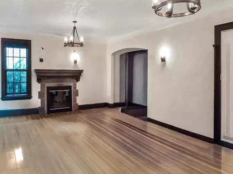 Living - 746 Oakridge, Jackson, MI 49203 photo 2 of 4