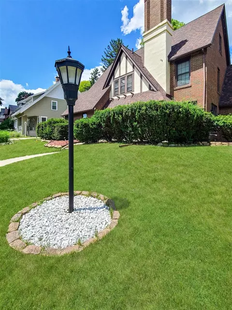 Exterior - 746 Oakridge, Jackson, MI 49203 photo 6 of 18