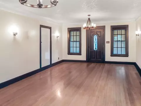 Living - 746 Oakridge, Jackson, MI 49203 photo 3 of 4