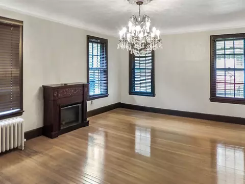 Living - 746 Oakridge, Jackson, MI 49203 photo 1 of 4