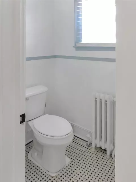 Bath - 746 Oakridge, Jackson, MI 49203 photo 1 of 5