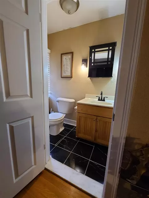 Bath - 746 Oakridge, Jackson, MI 49203 photo 4 of 5