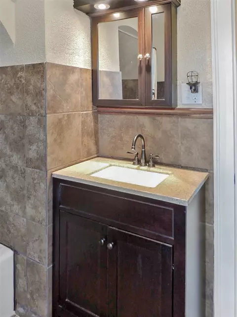 Bath - 746 Oakridge, Jackson, MI 49203 photo 3 of 5