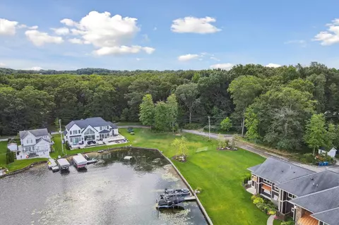 898 Eagle Lk, Kalamazoo, MI 49009