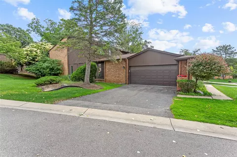 2260 Bordeaux, West Bloomfield, MI 48323