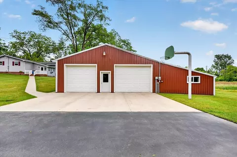 Exterior - 303 W Walnut, Stanton, MI 48888 photo 8 of 14