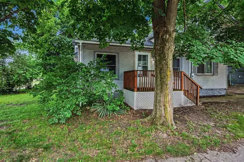 Exterior - 402 W Broadway, Three Rivers, MI 49093 photo 4 of 9