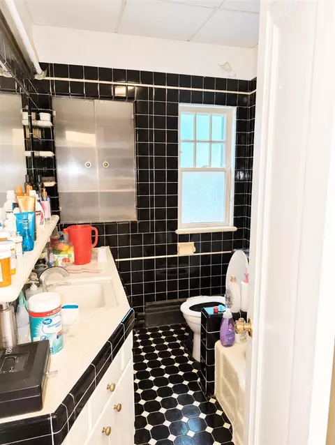 Bath - 504-506 1st, Jackson, MI 49203 photo 12 of 12