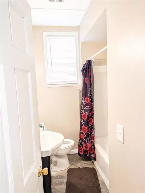Bath - 504-506 1st, Jackson, MI 49203 photo 7 of 12