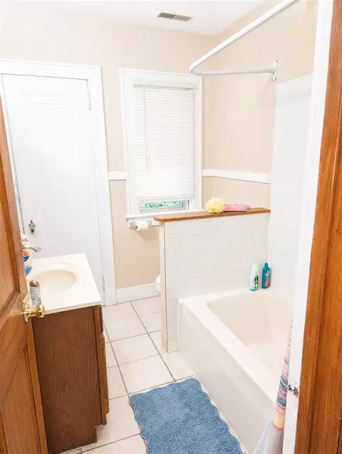Bath - 504-506 1st, Jackson, MI 49203 photo 10 of 12
