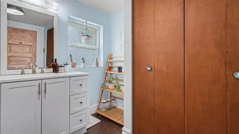 Bath - 605 N Pleasant, Jackson, MI 49202 photo 1 of 3