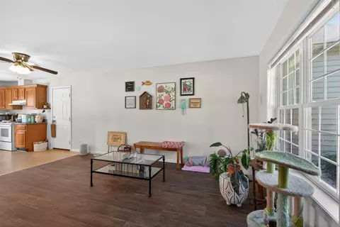 Living - 513 19th, Jackson, MI 49203 photo 2 of 5