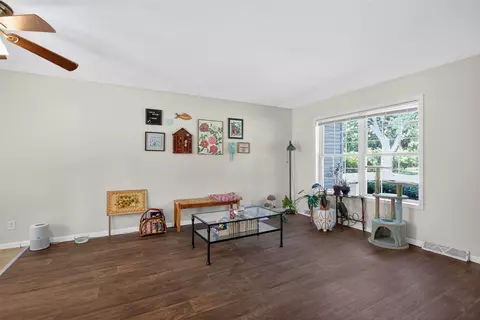 Living - 513 19th, Jackson, MI 49203 photo 4 of 5