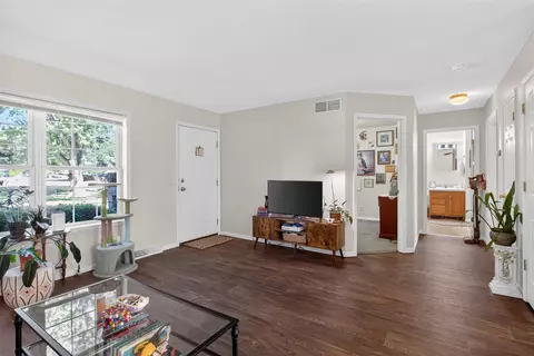 Living - 513 19th, Jackson, MI 49203 photo 5 of 5