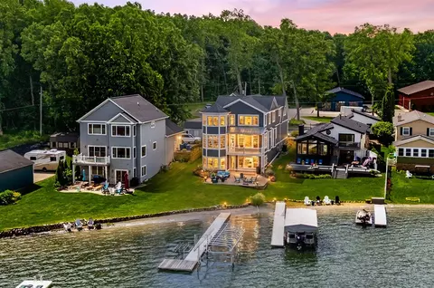 1573 S Crooked Lk, Kalamazoo, MI 49009