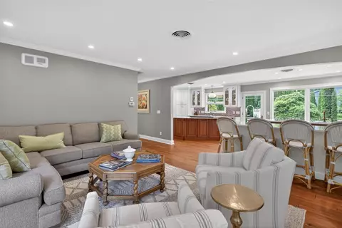 Living - 3600 Hendee, Jackson, MI 49201 photo 3 of 6