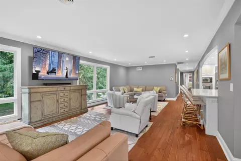 Living - 3600 Hendee, Jackson, MI 49201 photo 4 of 6