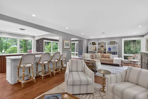 Living - 3600 Hendee, Jackson, MI 49201 photo 2 of 6