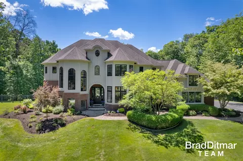 1099 Skyevale, Ada, MI 49301