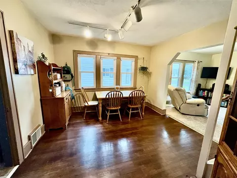 Dining - 807 Concord, Jackson, MI 49202 photo 3 of 3