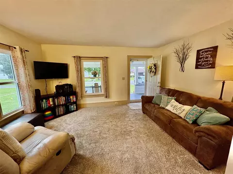 Living - 807 Concord, Jackson, MI 49202 photo 2 of 2