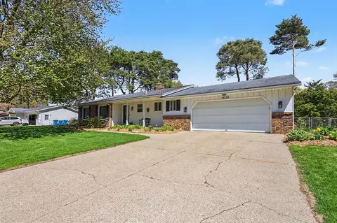 16224 Pinewood, Spring Lake, MI 49456