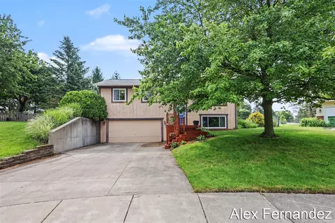 5860 Valley Ln, Grand Rapids, MI 49508