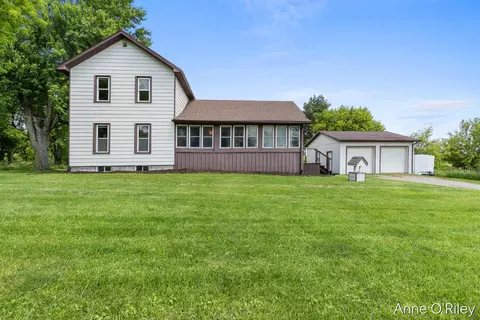2811 E Vermontville, Charlotte, MI 48813