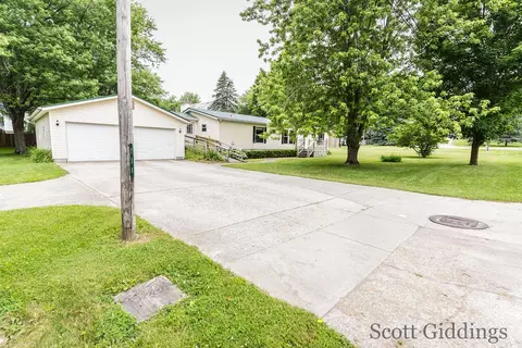 Exterior - 206 E 1st, Stanton, MI 48888 photo 3 of 10