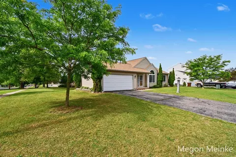 105 Pineview, Belding, MI 48809 photo 2