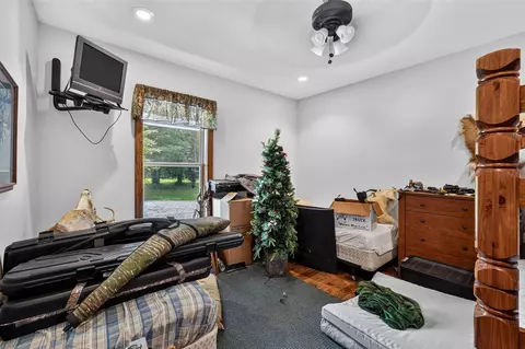 Bedroom - 64030 Chain Lk, Cassopolis, MI 49031 photo 2 of 4