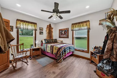 Bedroom - 64030 Chain Lk, Cassopolis, MI 49031 photo 3 of 4