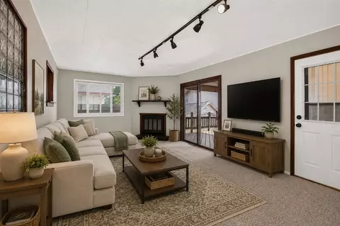 Living - 311 Gilbert, Jackson, MI 49201 photo 10 of 13