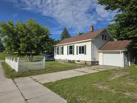 328 4th, Manistee, MI 49660