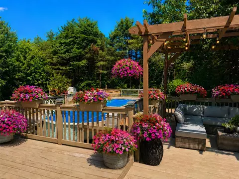 6473 Pine Pt, Coopersville, MI 49404