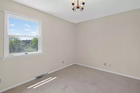 Bedroom - 4001 Hoyer, Jackson, MI 49201 photo 6 of 11
