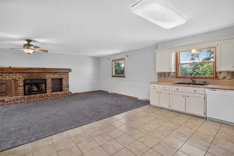 Living - 4001 Hoyer, Jackson, MI 49201 photo 9 of 13