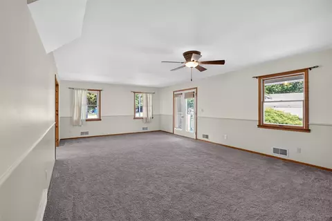 Living - 4001 Hoyer, Jackson, MI 49201 photo 7 of 13