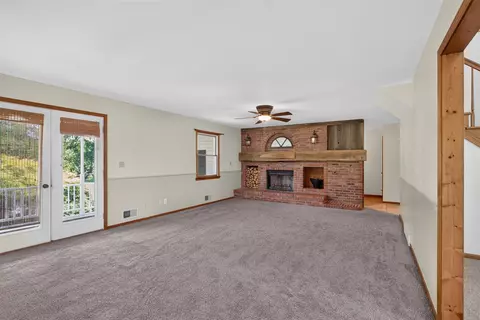 Living - 4001 Hoyer, Jackson, MI 49201 photo 3 of 13