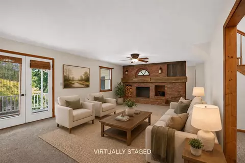 Living - 4001 Hoyer, Jackson, MI 49201 photo 2 of 13