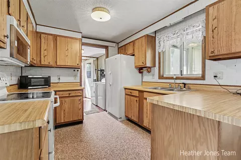 Kitchen - 2350 Belding, Orleans, MI 48865 photo 2 of 4