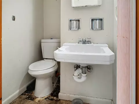 Bath - 623 Clinton, Flint, MI 48507 photo 1 of 1