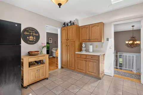 Kitchen - 2130 Creglow, Jackson, MI 49203 photo 4 of 4