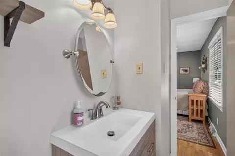 Bath - 2130 Creglow, Jackson, MI 49203 photo 2 of 5
