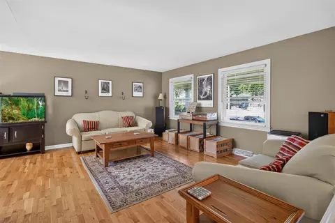 Living - 2130 Creglow, Jackson, MI 49203 photo 2 of 5