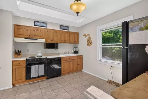 Kitchen - 2130 Creglow, Jackson, MI 49203 photo 3 of 4