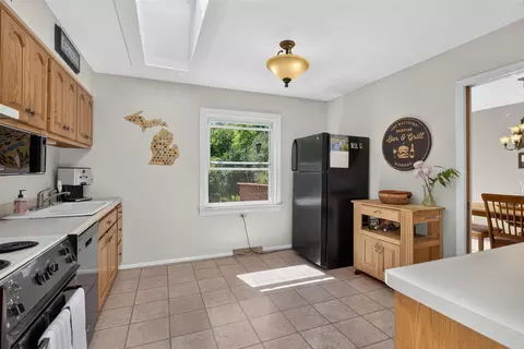 Kitchen - 2130 Creglow, Jackson, MI 49203 photo 2 of 4