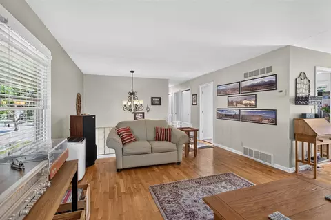 Living - 2130 Creglow, Jackson, MI 49203 photo 3 of 5