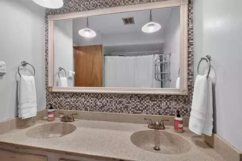 Bath - 2130 Creglow, Jackson, MI 49203 photo 4 of 5