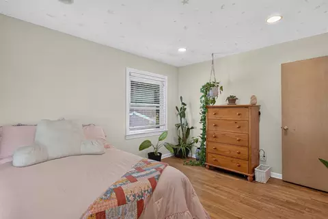 Bedroom - 2130 Creglow, Jackson, MI 49203 photo 5 of 10